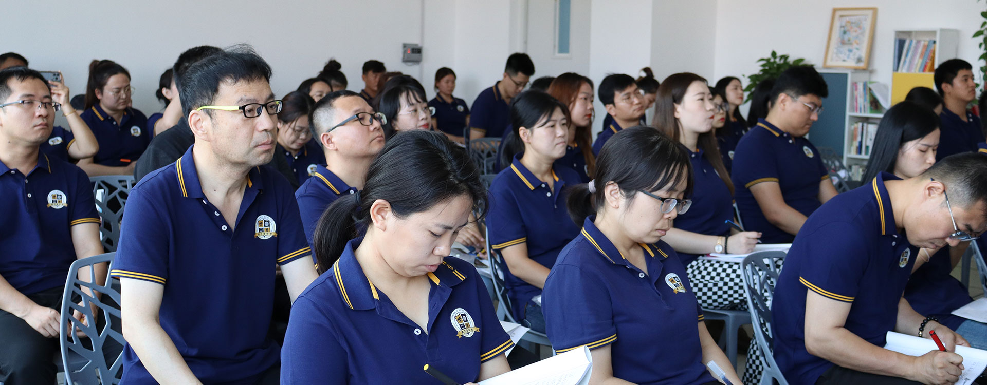 大鸡巴强插美女大学生的骚逼